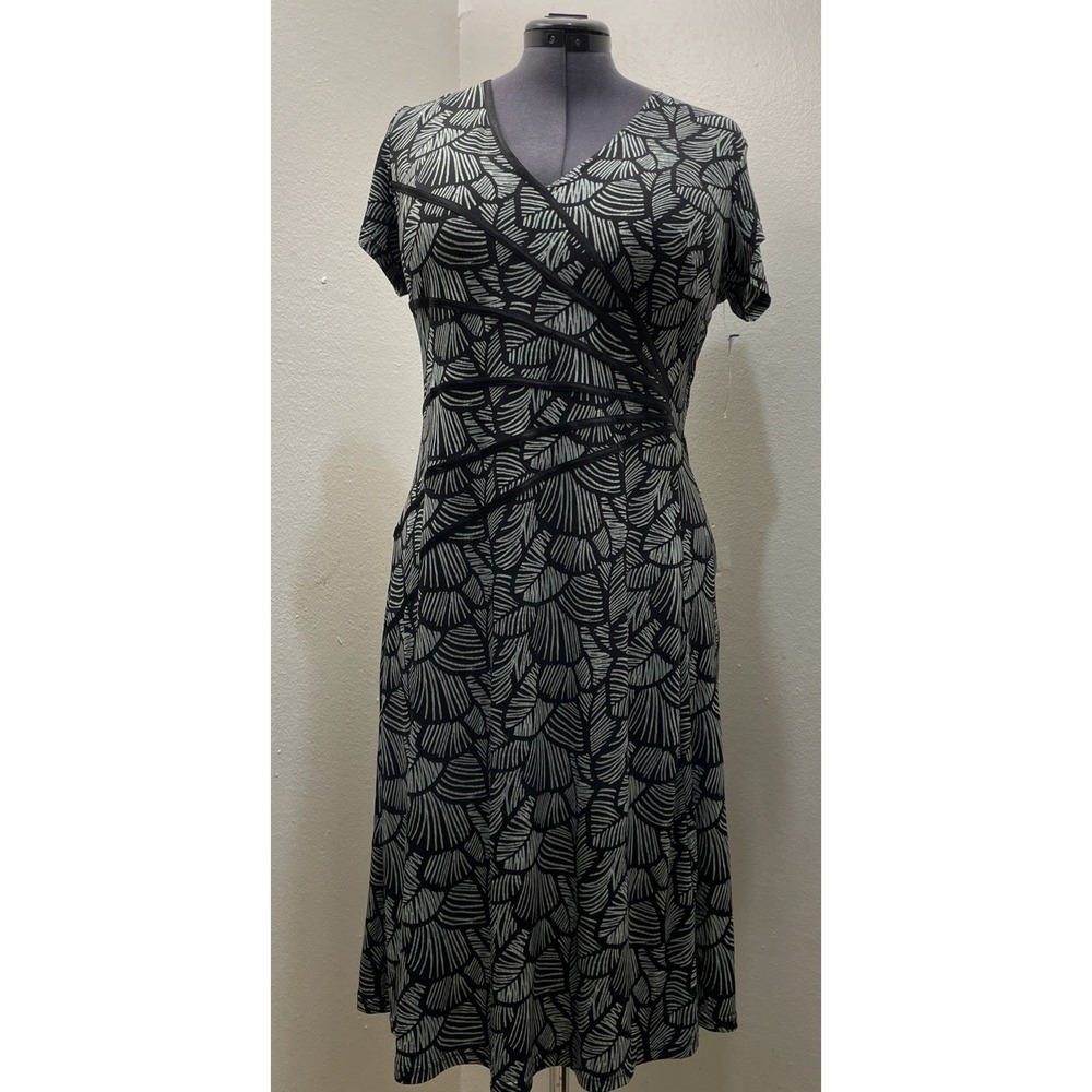 Flattering Dress New with tags size 16  Abstract Leaf Black Sage